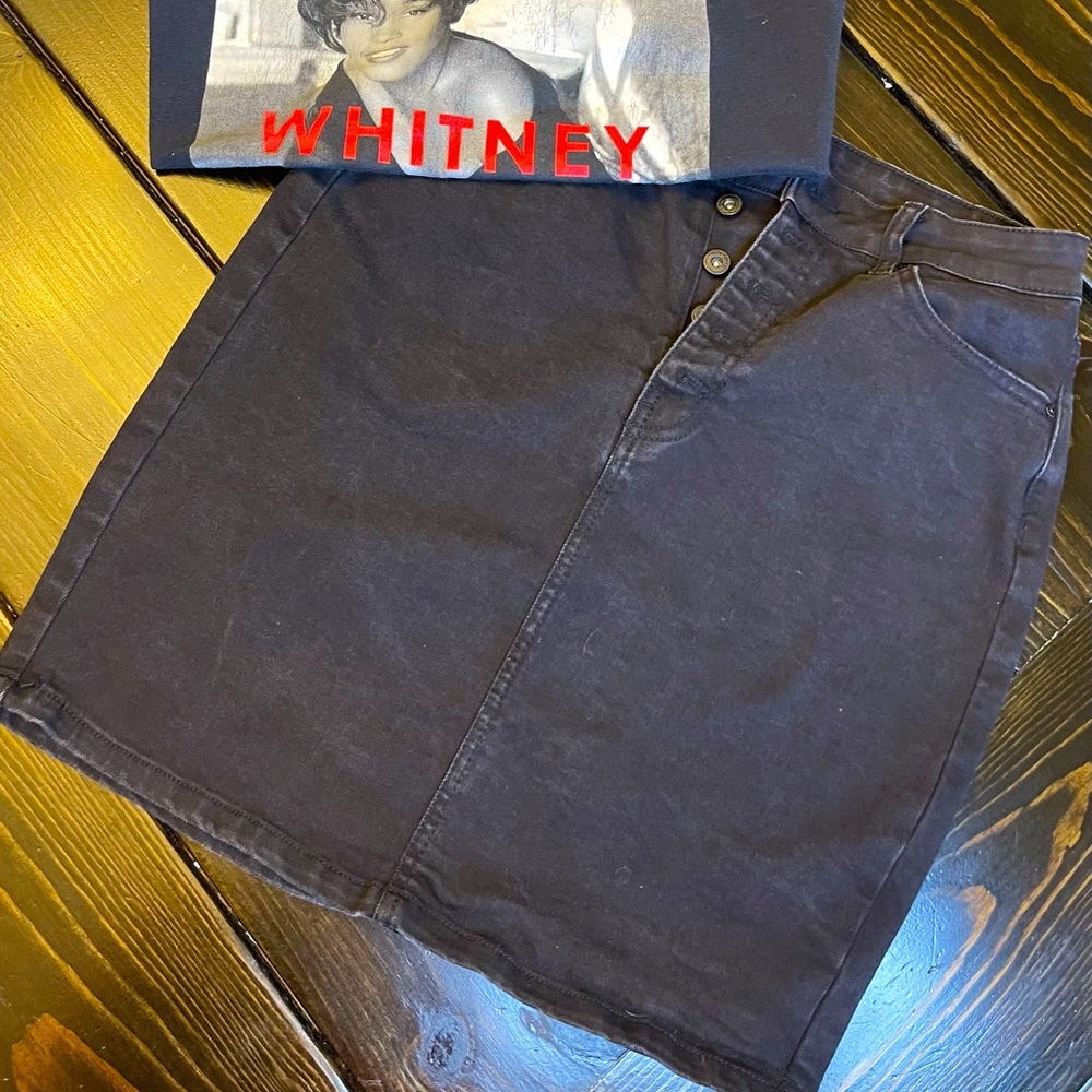 Cute black denim skirt!